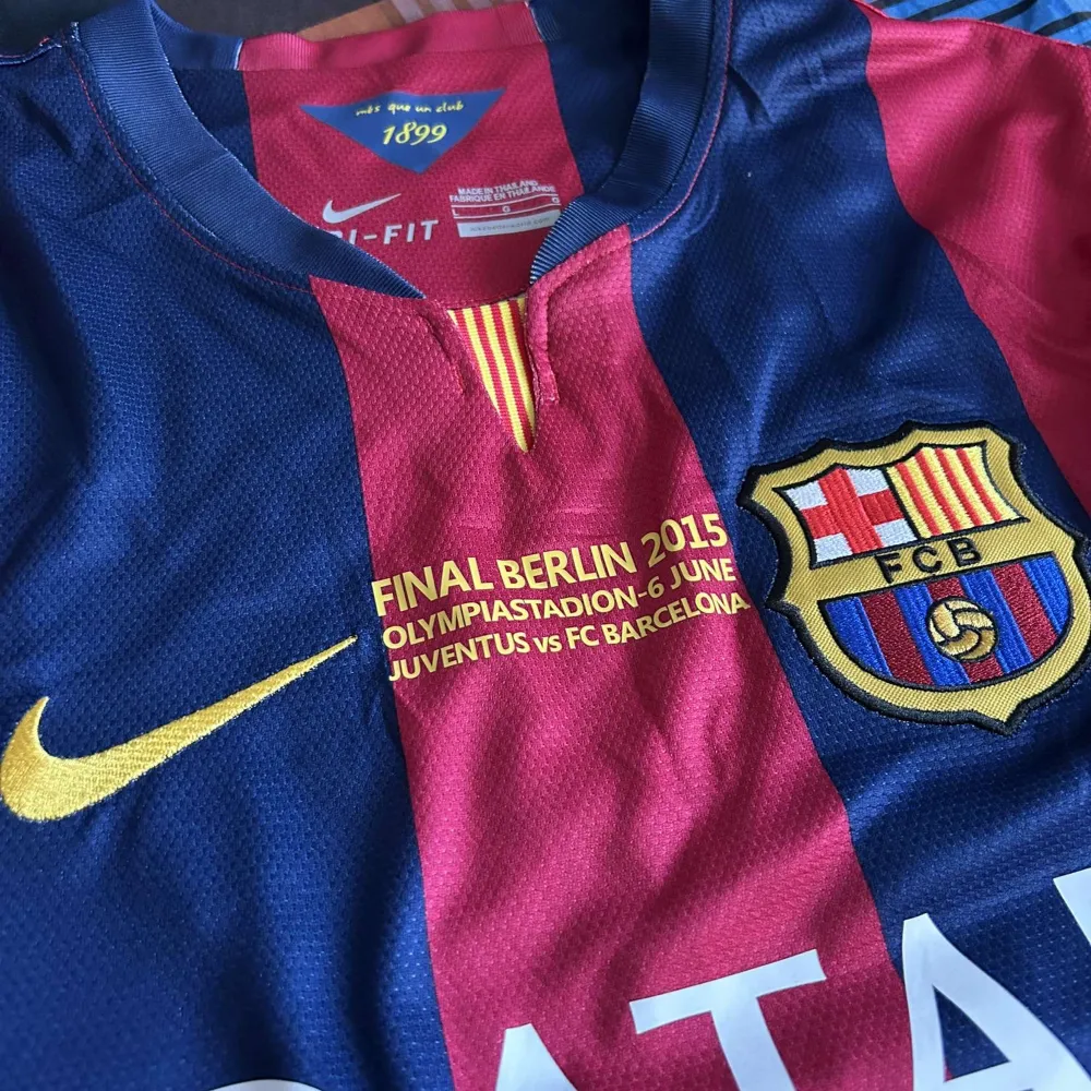 Säljer en  FC Barcelona fotbollströja från finalen i Berlin 2015. Tröjan är en Messi tröja. Den är i ganska bra skick och Perfekt för samlare eller fans!                                                                            . T-shirts.