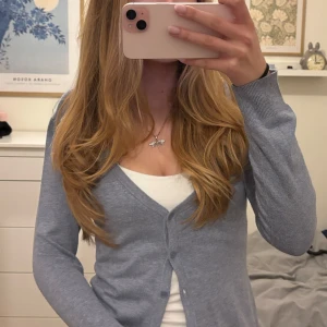 Ljusblå kofta - Säljer en superfin ljusblå kofta från Vero Moda i storlek M. Den är i bra skick och har en klassisk design med knappar framtill. Perfekt för både vår och höst! 💙