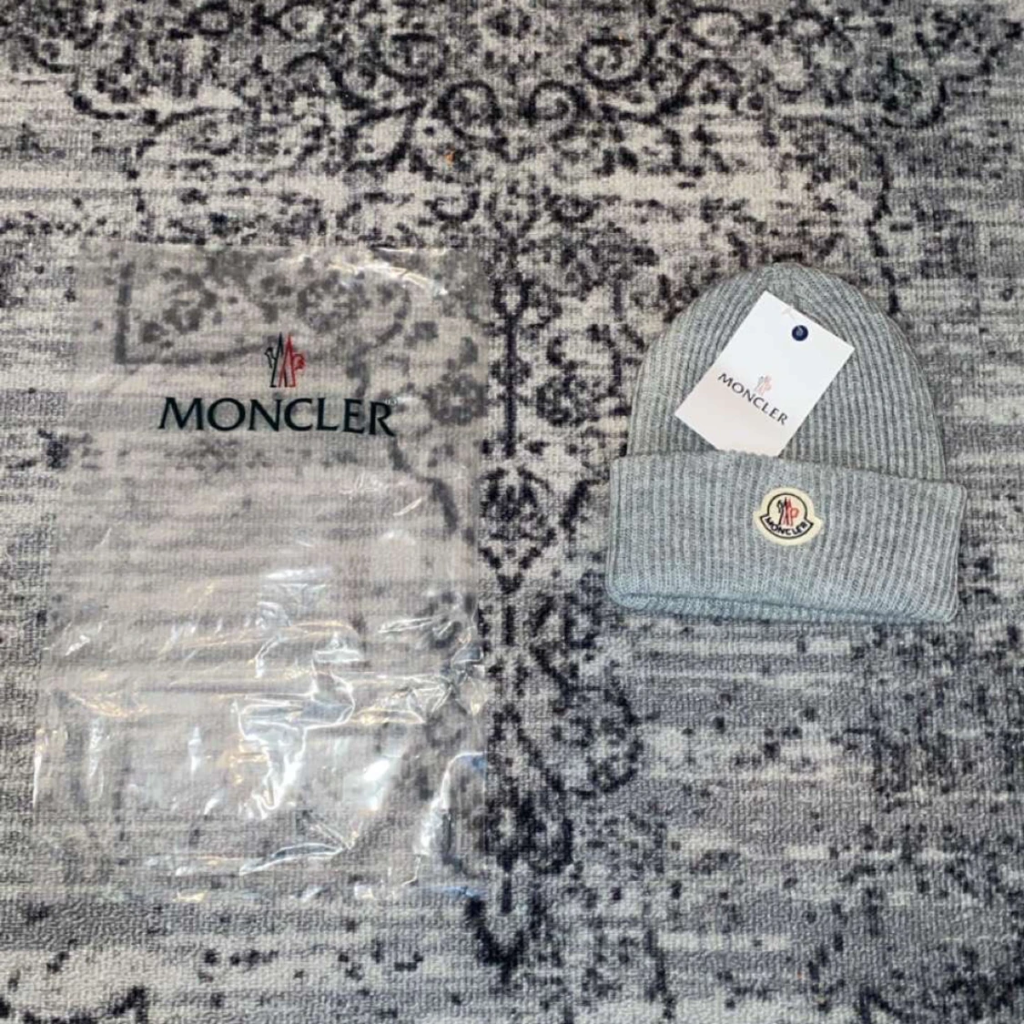 Grå stickad mössa från Moncler