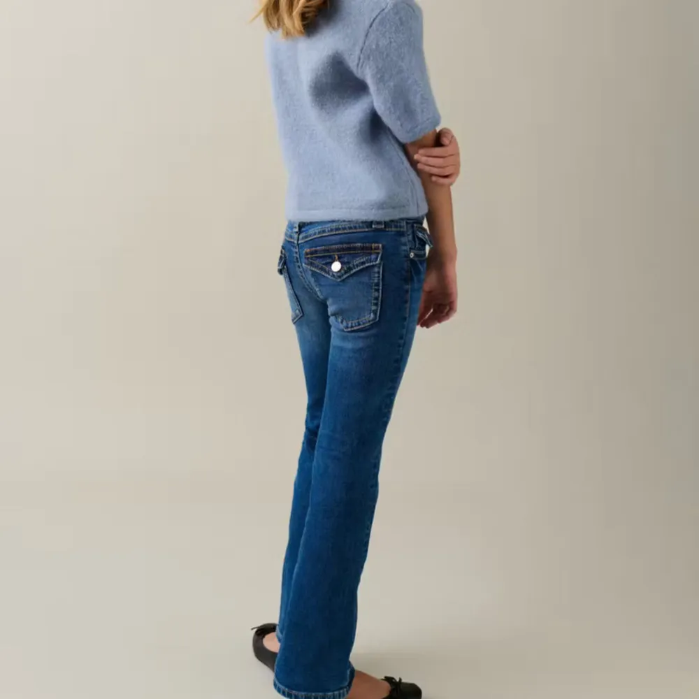 Säljer ett par snygga blå jeans med bootcut-stil från Gina. Är i jätte bra skick, aldrig använda. Original priset är 340kr. Skriv gärna om ni har prisförslag 💕. Jeans & Byxor.