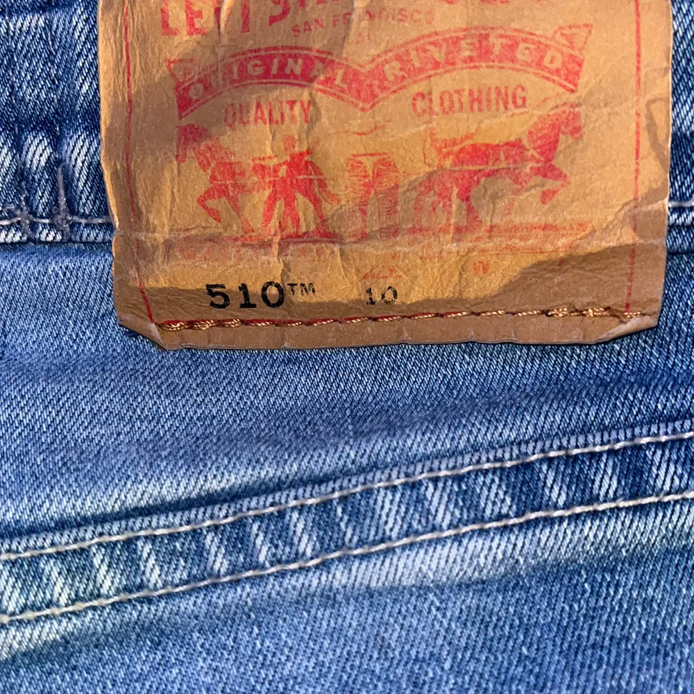 Säljer ett par Levis 510 jeans i ljusblå denim. De är i bra skick och har en snygg slim passform. Perfekta för både vardag och fest! 🕺. Jeans & Byxor.