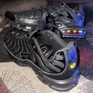 Svarta Nike sneakers - Helt nya Tns oanvända i svart färg storlek 45 men känns som 44, så föredrar för folk med storlek 44 helst. Skicka ett prisförslag så kan vi komma överens för ett rimligt pris.