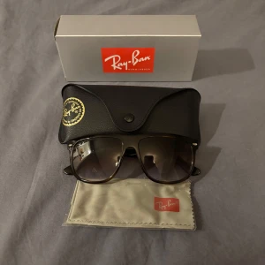 Ray-ban boyfriend - Säljer ett par snygga Ray-Ban boyfriend solglasögon i nyskick. De kommer med originalfodral och putsduk. Perfekta för både vardag och fest! 😎