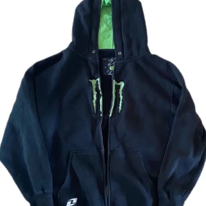 Monster zip-up - Cool monster zip-up ja köpte på Plick för några månader sen men har ej kommit till användning 😛 dragkedjan är trasig!! Bilderna är från förra säljaren men bara att komma priv för fler bilder/mått 