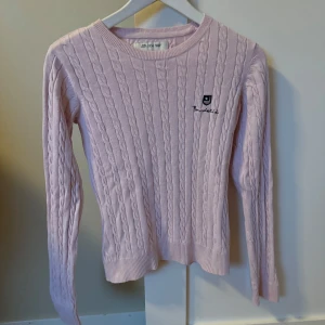 Kabelstickad tröja - Kabelstickad tröja i ljusrosa från Bondelid