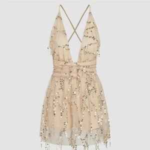 Champagnefärgad paljettklänning - Säljer en superfin, aldrig använd, champagnefärgad kortklänning med paljetter. Klänningen har tunna axelband som korsas i ryggen och en stor rosett bak. Perfekt för fest eller nyår! ✨