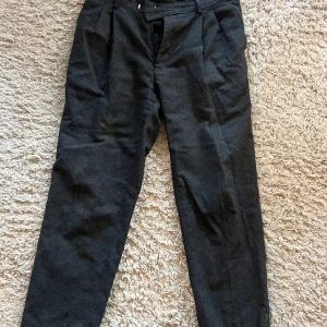 Tiger of Sweden kostymbyxor  - Mörk grå kostymbyxor från tiger of sweden, varma så funkar fint nu till vintern.  Storlek 48.  Fint skick!   Hälsningar//  Ludvig