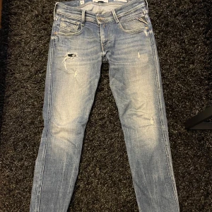 Replay ANBASS med slitningar  - ✨Säljer nu dessa replay jeans jag använt ett fåtal gånger men säljer då jag är lite less på blåa jeans. Storlek W30 L32. Hör av er vid frågor!✨