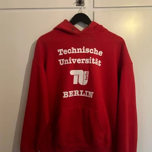 Vintage hoodie från berlin  - Sitter typ som en medium är i bra skick.                     Skriv om du har frågor!