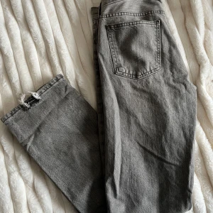 Zara jeans - Perfekta gråa jeans från Zara i en rak modell
