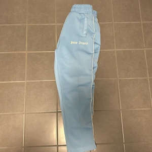 Palm angels byxor  - Hej, säljer mina ljusblåa Palm angels byxor för ett rimligt pris! Perfekta för om man ska chilla hemma eller träna. Vid minsta fundering är de bara att kontakta mig💯
