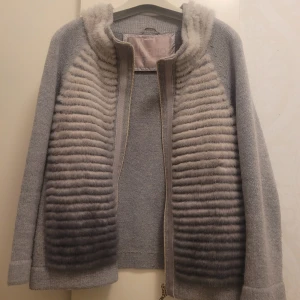 Grå Hernojacka i kashmir och ull - Säljer en elegant grå jacka från Herno med lyxiga pälsdetaljer framtill. Jackan har en dragkedja och är perfekt för kyliga dagar🩷. Den är tillverkad i en blandning av kashmir och ull, vilket gör den både varm och bekväm. Perfekt för höst och vinter! Äkta minkpäls! Köpt för ca 12000 men säljer då jag behöver pengarna 🩷 ge prisförslag! Skambud ignoreras! Skicket syns i bilderna men det är riktigt bra 🩷 Såååå fin och även riktigt varm!!! Passar XS-M