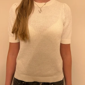 Vit stickad topp - Säljer en superfin vit stickad topp med korta ärmar. Perfekt för både vår och sommar! Den har en snygg, tight passform och är riktigt bekväm. Passar både till jeans och kjol. 🧡