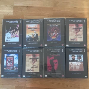 Clint Eastwood Collection DVD Box - Säljer en Clint Eastwood Collection DVD-box med flera klassiska filmer. Boxen innehåller filmer som 'Dirty Harry', 'The Gauntlet', och 'Pale Rider'. Perfekt för filmälskare som vill ha en samling av Eastwoods ikoniska verk. Boxen är i bra skick och alla skivor fungerar felfritt. Perfekt för en filmkväll med vänner eller familj! Vi kan diskutera pris 