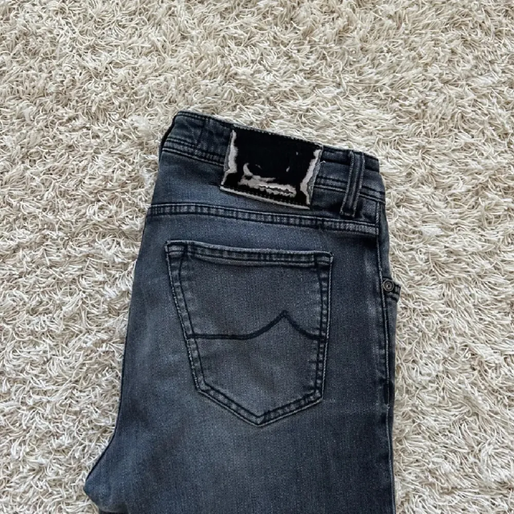 Jc jeans i bra skick men lite defekt på bakloggan. Storlek 32 modell 688.. Jeans & Byxor.