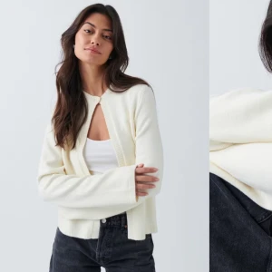 kofta gina tricot - Säljer en superfin krämvit kofta med en enkel knapp framtill. Den är ribbad och har långa ärmar, perfekt för lager på lager-stilen. Passar både till vardags och lite finare tillfällen. Så mysig och stilren! 💫