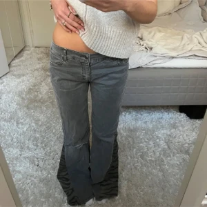 Grå bootcut jeans - Säljer ett par grå bootcut jeans i bra skick. De är lågmidjade och har en snygg passform som sitter tight upptill och blir vidare nedtill. Perfekta för både vardag och fest! 🖤 Lånade bilder från personen jag köpte de av. Säljer då de var aningen korta på mig tyvärr 😢