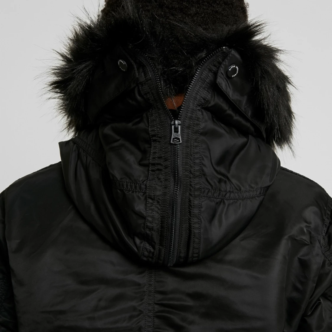 Svart lång jacka från Alpha Industries - 91