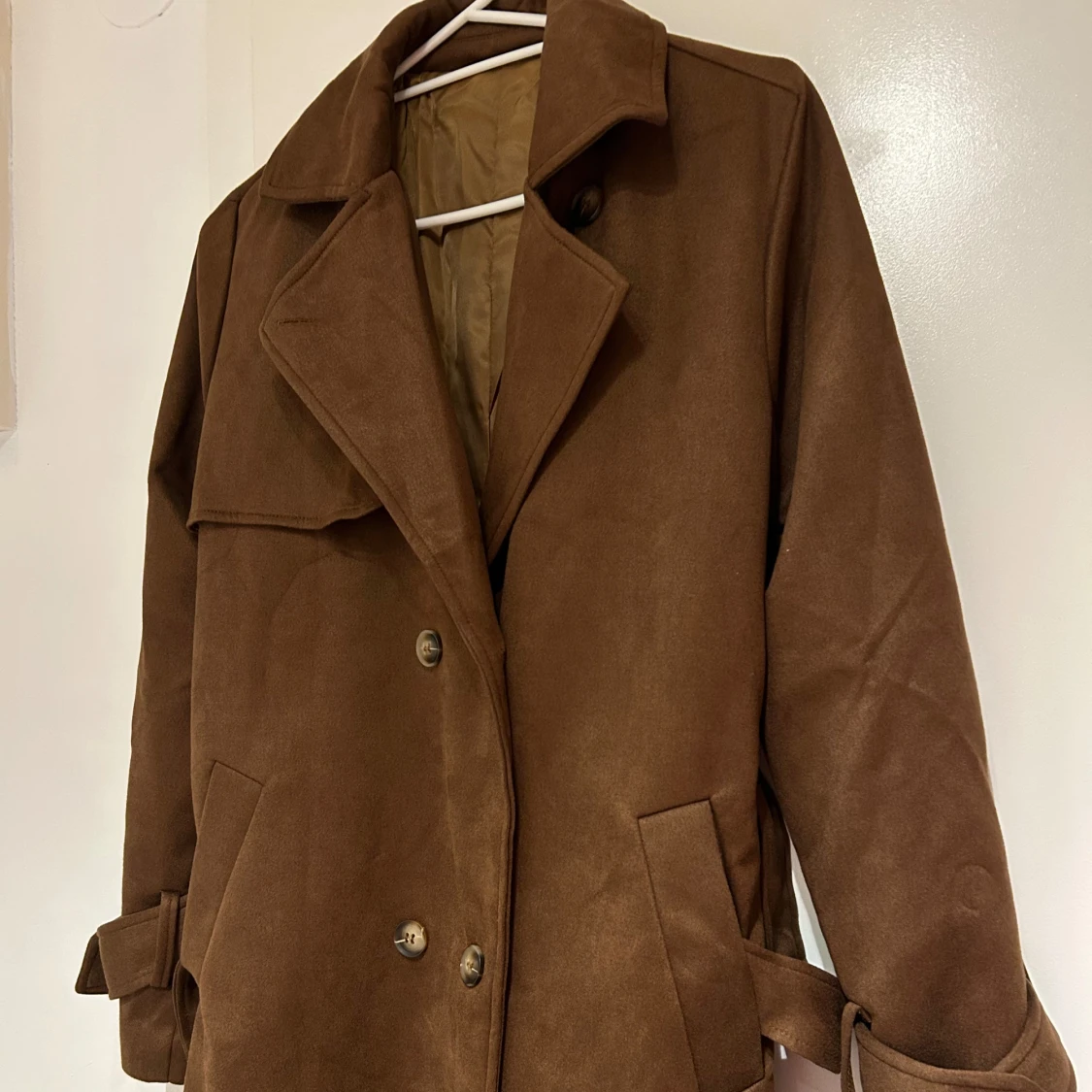 Brun trenchcoat, mocka imitation (faux mocka) - 93