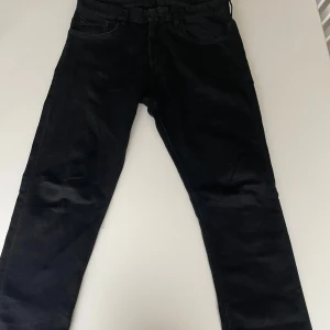 Svarta jeans från H&M - Säljer ett par svarta jeans från H&M i storlek EUR 164. Byxorna är bara testade och aldrig använda. 