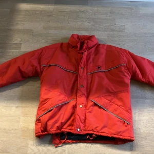 Röd häst vinterjacka  - Säljer en röd häst vinterjacka  i bra skick. Jackan har långa ärmar och är perfekt för kalla dagar. Den har knappar och dragkedja framtill samt praktiska fickor. Perfekt för vinterns äventyr! 🔥