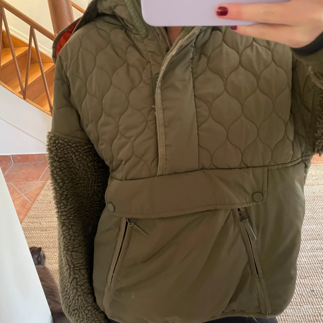Olivgrön quiltad jacka med teddyfoder