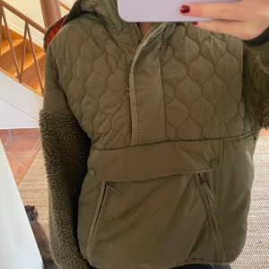 Olivgrön quiltad jacka med teddyfoder - Jättesnygg jacka!