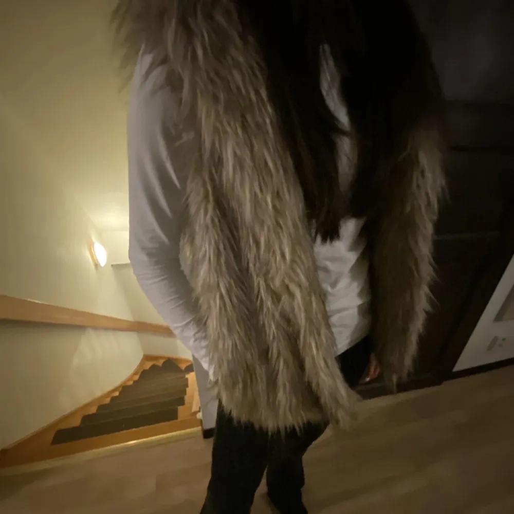 Jätte snygg päls väst som är skit snygg till vardag och fest!❤️ aldrig använd men har inte kartong eller prislapp kvar. . Takit.