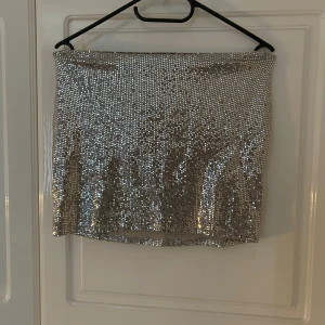 Kjol - Säljer en superfin glittrig silverkjol från Nelly i storlek S. Perfekt för fest eller nyår! Säljer för 160 kr😍använd 1 gång