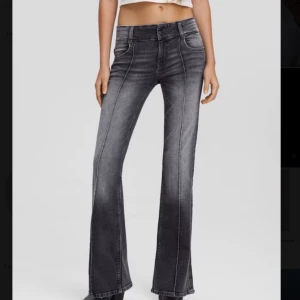 Svarta bootcut jeans - Säljer ett par snygga svarta bootcut jeans i bra skick. De är lågmidjade och slutsålda på hemsidan!💘