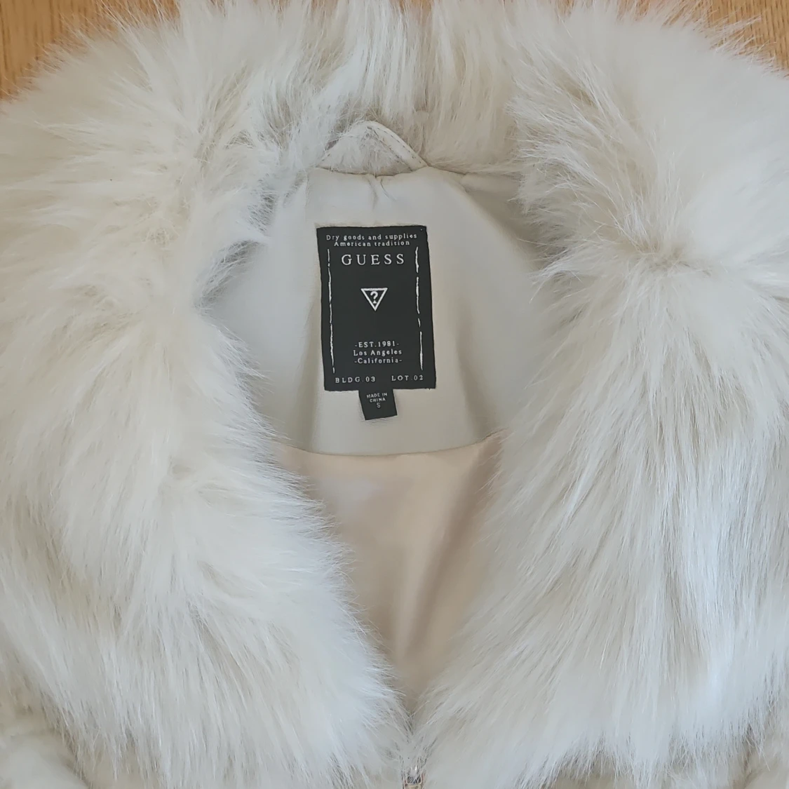 Cremefärgad pälsväst från Guess - 90