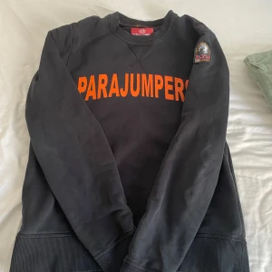 Parajumpers tjocktröja - Tja, säljer denna snygga Tjocktröjan av märket para jumpers, den är ganska liten för mig i storlek Xs. Köpt för 1500 skick 10/10 använd få gånger 