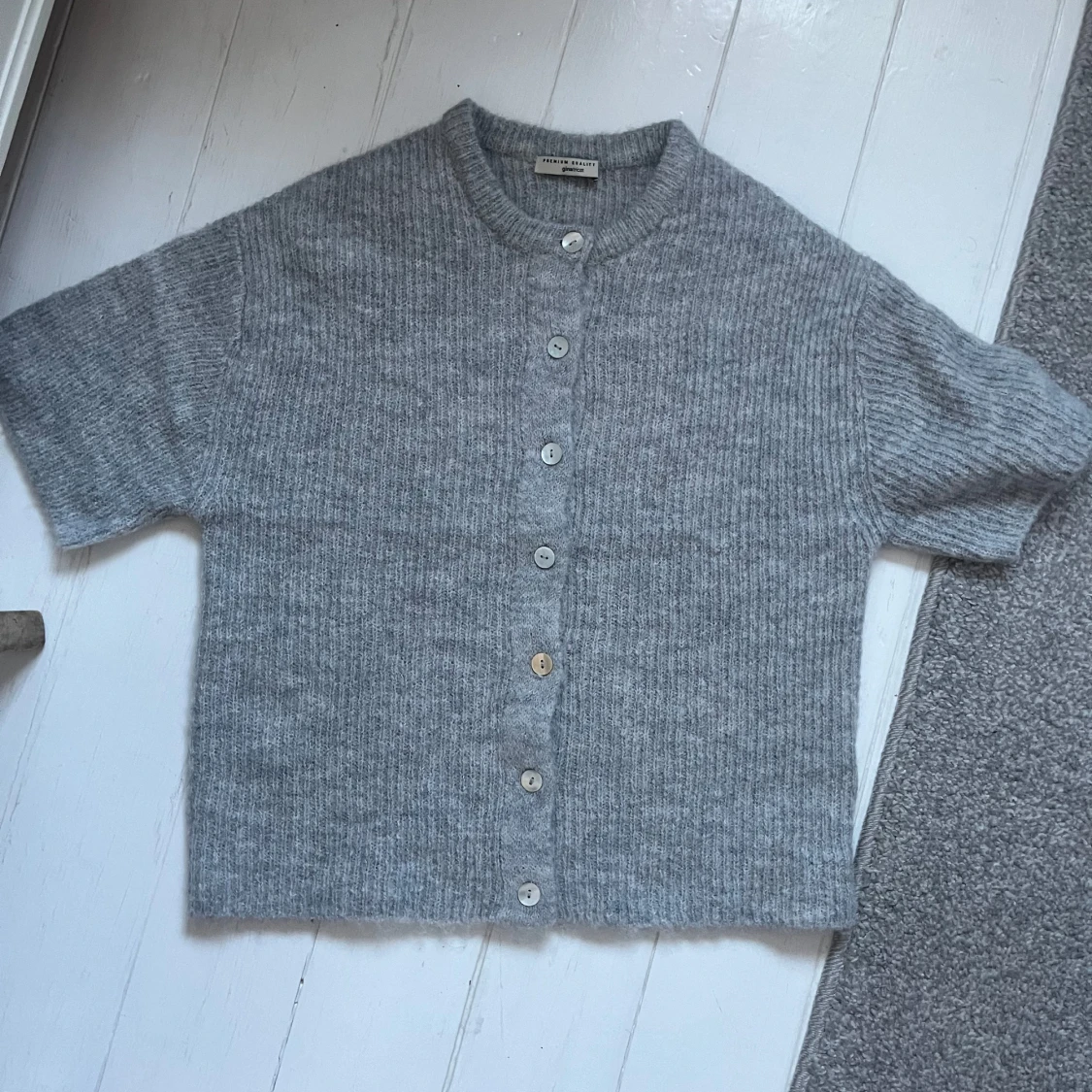 Grå stickad kofta från Gina tricot 