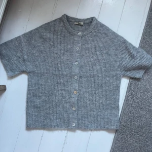 Grå stickad kofta från Gina tricot  - Säljer en populär superfin grå stickad kofta från Gina tricot. Den är endast använd en gång och säljer då den inte kommer till användning! 💗