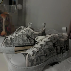 Grå sneakers med mönster - Säljer ett par grå sneakers med coolt mönster och snörning. De har en vit sula och är i mycket bra skick. Perfekta för både vardag och fest! 🖤
