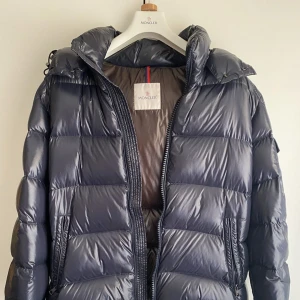 Moncler Maya Navy Blue - Fick i December 2022 som en present, högra fickan har ett hål innuti vilket är den enda defekten. För fler bilder/bud skriv PM! Kan möta i stockholm osc. 😜 Storleken är 4 och motsvarar L/XL. PMA BUD!