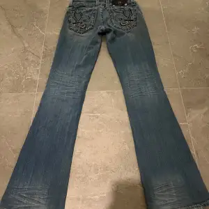 Low waist bootcut jeans från miss me i storlek 26❤️Med fina detaljer på bakfickorna❤️                   Midjemått: ca 36 cm, innerbenslängd: ca 82 cm.           En knapp saknas på design lappen men inget som märks kolla sista bild❤️pris kan diskuteras🔥