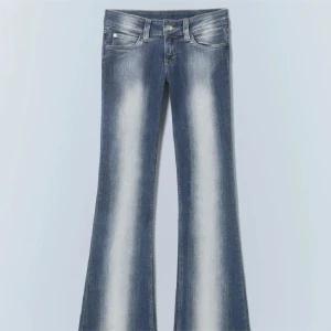 Cheap Monday (weekday) jeans 🩷 - Snygga blåa bootcut jeans med en cool tvättad look. Perfekta för både vardag och fest, och ger en retro vibe med sin utsvängda stil. Storleken är W26 L 32. 🩷