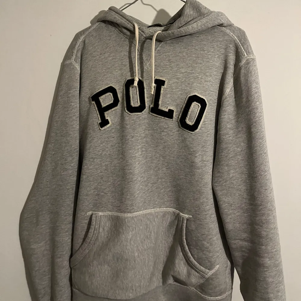 Säljer en snygg grå hoodie från Polo Ralph Lauren i storlek S men sitter som M/L. Nypris ungefär 2200. Väl använd men har varit omhändertagen bra.Hör av dig vid frågor/funderingar. Hoodies.