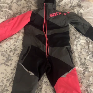 Skoter/vinter overall scott  - En overall som jag fick i julklapp för några år sedan, har knappt används, kanske max 5 gånger som jag faktiskt har använt den, eller nån snabb gång när jag har åkt skoter med min pappa. Ser nu ut enligt mig och jag själv tycker att den var varm och skön att ha på sig, men tyvärr så har jag växt ur den nu när jag har blivit äldre. Skriv om det är någonting mer ni undrar som storlek eller annat! 💕