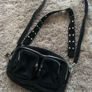 Svart väska  - .100kr