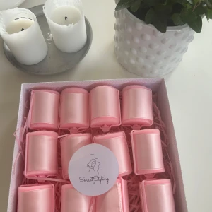 Papiljotter från SmartStyling UF - Säljer papiljotter från SmartStyling UF. Pris 269kr med omkretsen 4,0cm. Mjuka papiljotter täckta med satin🩷🌸Aldrig använt! Rekommenderar verkligen!!😍
