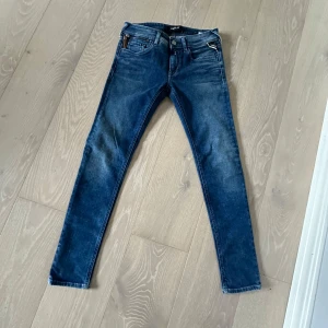 Replay jeans  - Säljer ett par snygga jeans från replay, modellen heter LUZ. Få tecken på användning. Kom privat för frågor eller funderingar 