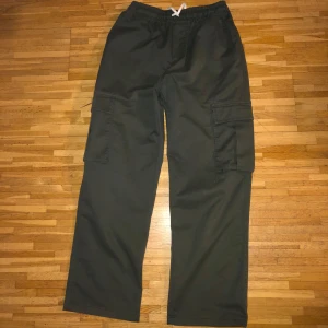 Gröna baggy cargobyxor - Säljer ett par gröna cargobyxor i bra skick. De har en baggy passform och är perfekta för höst och vår. Byxorna är inte använda så mycket, kan diskutera pris!