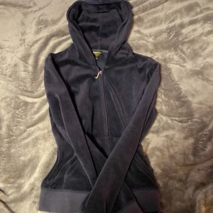 Svart hoodie från Juicy Couture - Storlek s  säljer för jag inte får användning av den och för jag inte brukar använda guld❤️pris kan diskuteras kom privat för bilder på