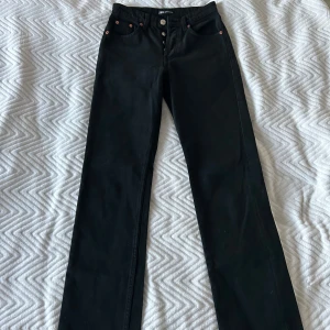 Svarta raka jeans Zara - Säljer dessa svarta raka jeans från Zara. Bra skick, storlek 34. Köparen står för frakten.