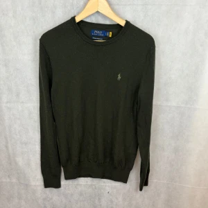 Ralph lauren pullover  - Fint skick, något nopprig. Modellen är 185 och bär S