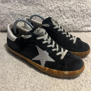 Golden goose  - Golden goose skick 8/10 inget problem med skorna stilrena köpt hos store enda 