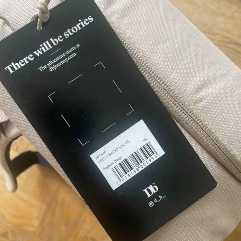 Säljer en helt ny, stilren, beige ryggsäck från Db. Den har en minimalistisk design med en praktisk dragkedja och justerbara axelremmar. Perfekt för vardagsbruk eller resor. Ryggsäcken har ett rymligt huvudfack och flera mindre fack för enkel organisering.. Laukut & Käsilaukut.