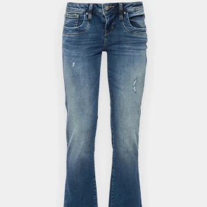 Blå bootcut ltb jeans - Säljer domma sjukt snygga ltb jeansen med slitningar som vanligtvis är helt slutsålda. Säljer då dom var för stora, storlek: W26 L32.  Helt nya med prislapp kvar, skriv för fler bilder 🩷